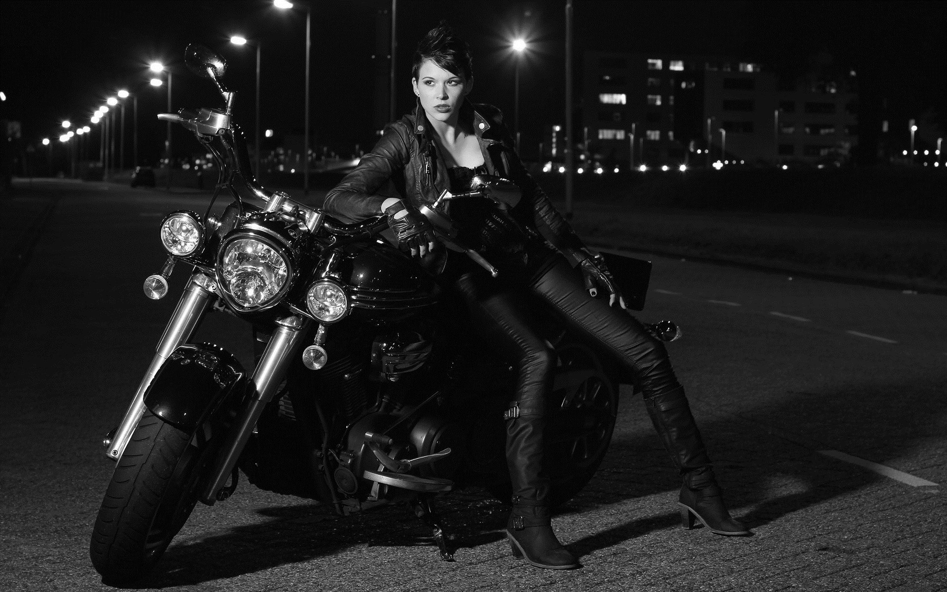 Photo Beautiful girls and motorcycles in Denizli