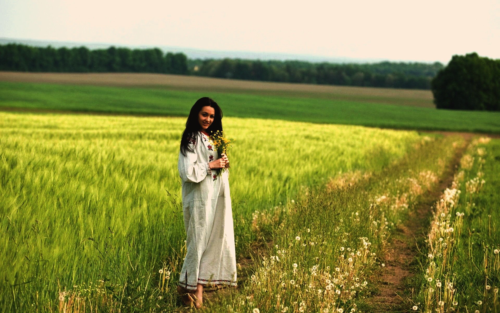 Women in Slavic costumes in Denizli