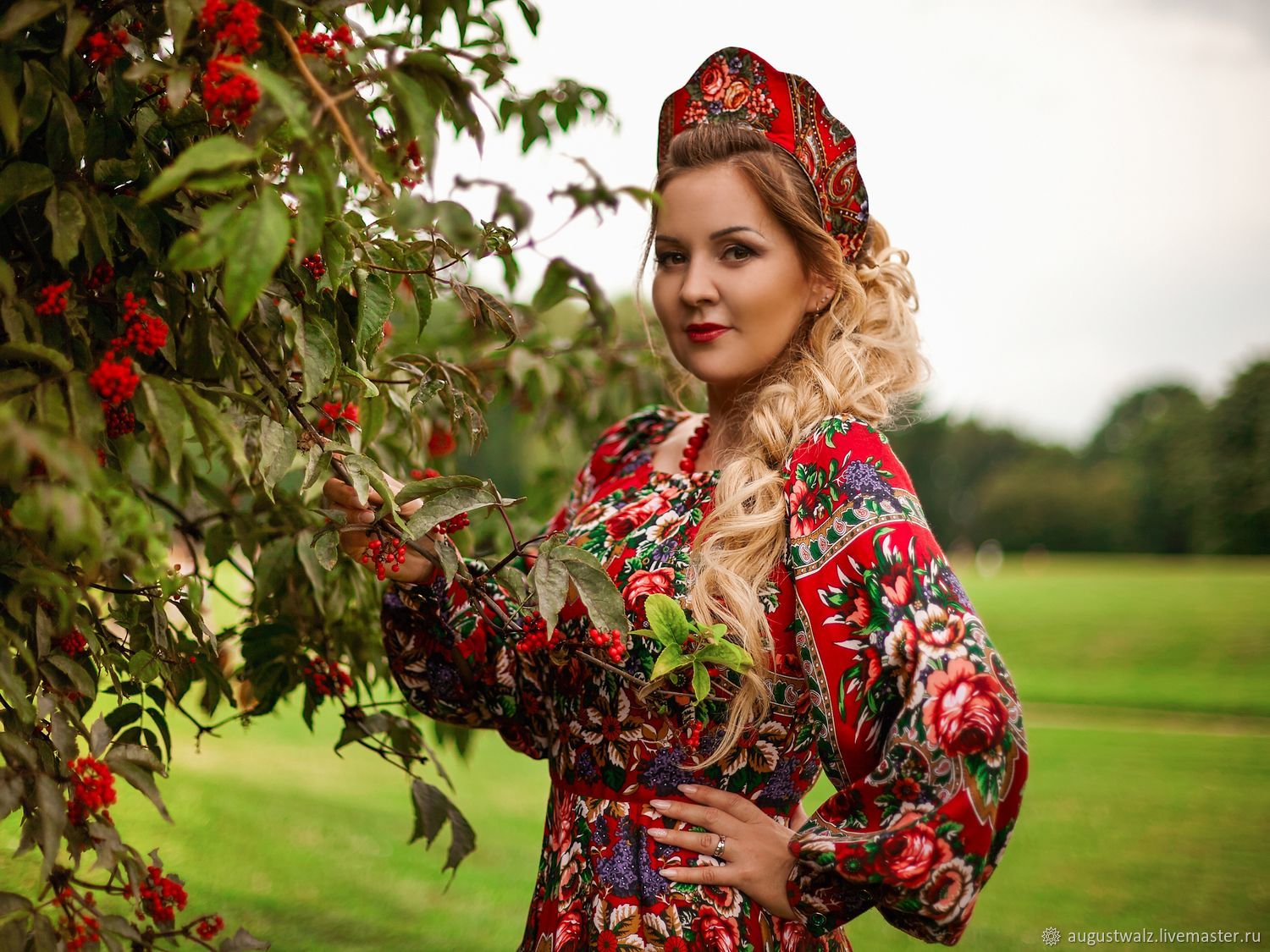 Women in Slavic costumes in Denizli