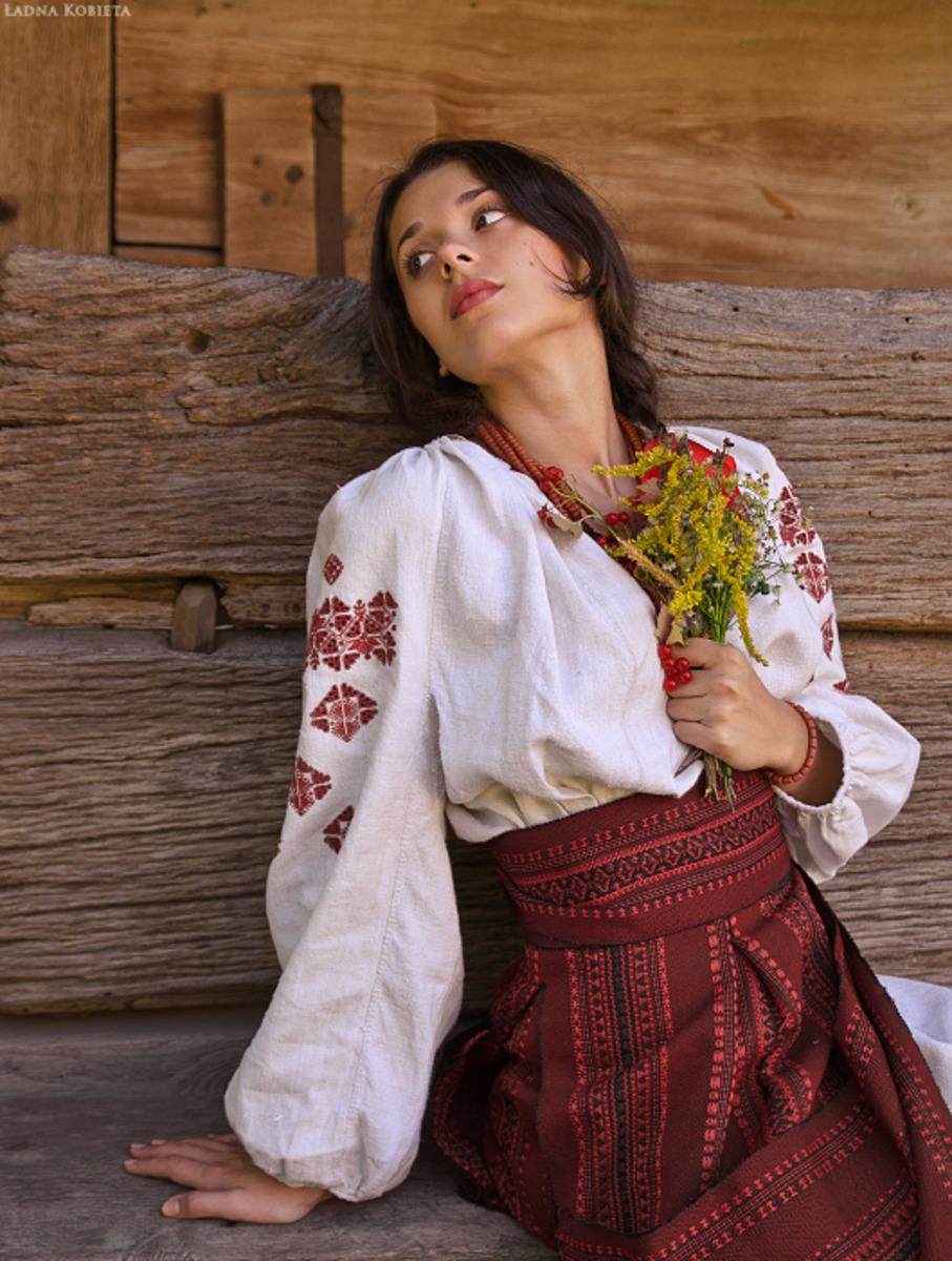 Girls in Slavic costumes in Denizli