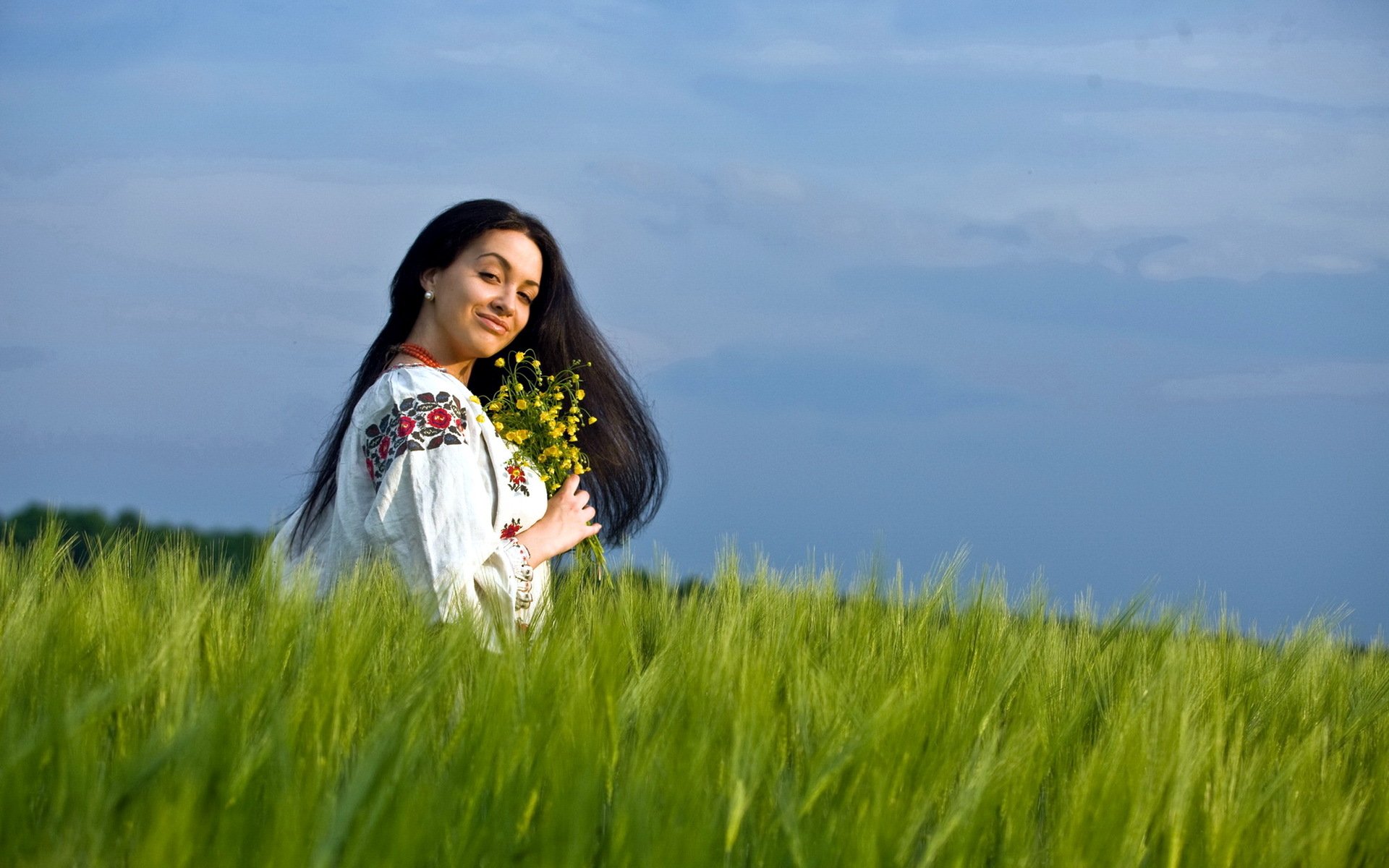 Girls in Slavic costumes in Denizli