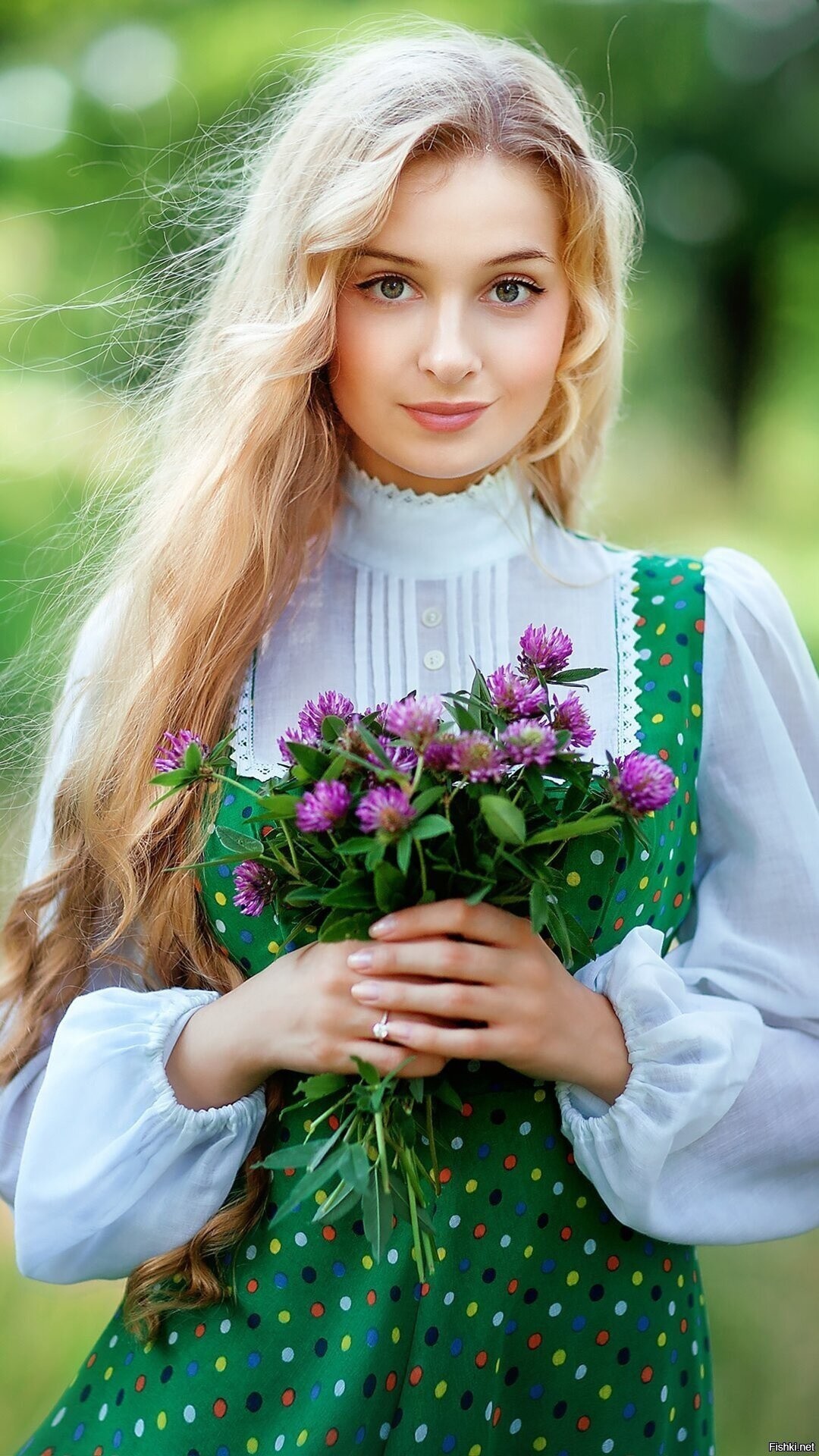 Girls in Slavic costumes in Denizli