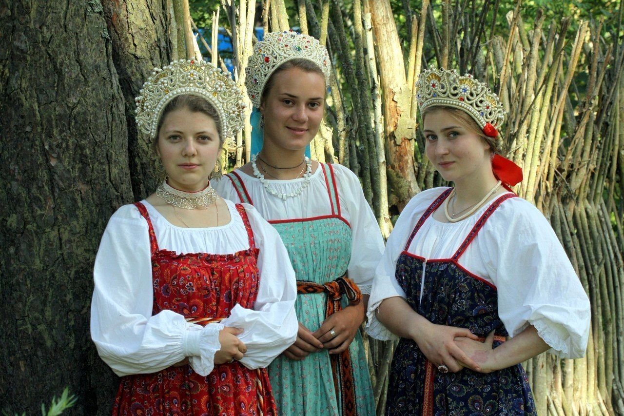 Sexy model Girls in Slavic costumes in Denizli